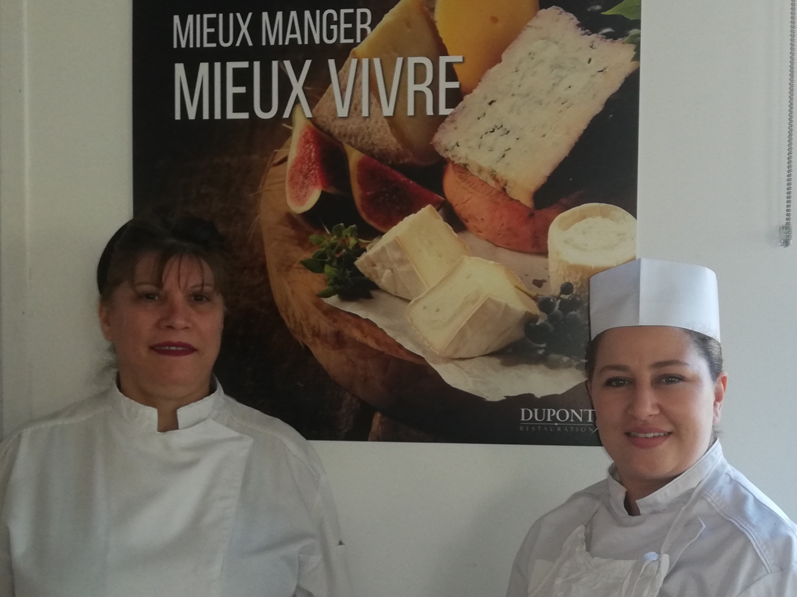 Zohra, cheffe cuisinière (à D) et Aurélia (employée de restauration) Image